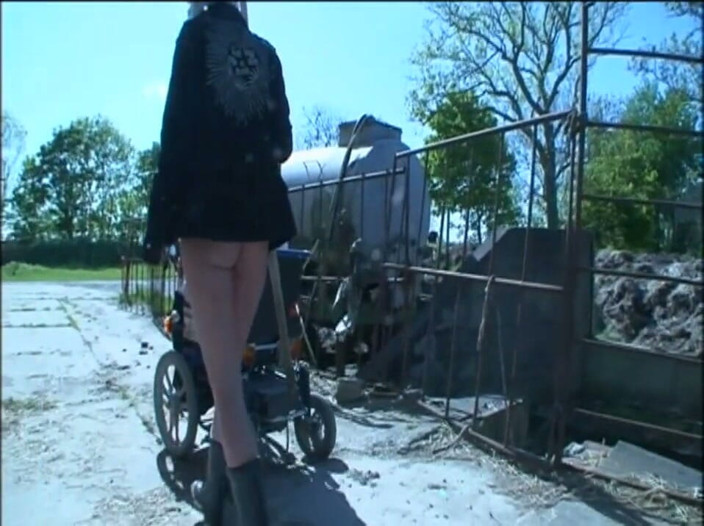 Absolute BDSM films - The original: Сексуальную рабыню унижают, стоя на коленях на ферме