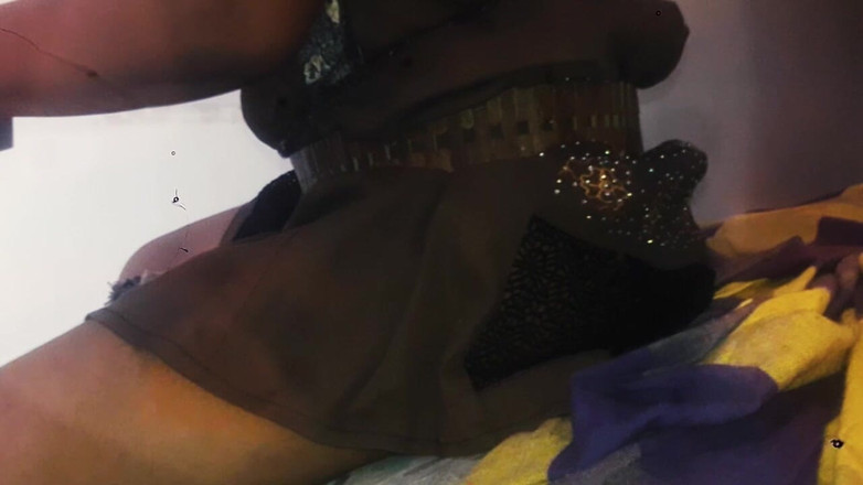 Redina: Madrastra se desnuda en la cama para mí