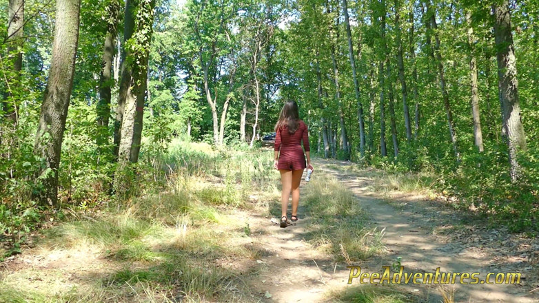 Pee Adventures: Trocando de roupa molhada ao ar livre e desesperada para...
