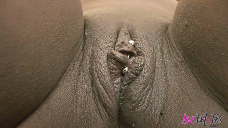 Lez Mates: Vibrator monstru rigid care face ca două fete să geamă...