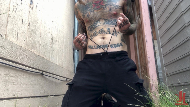 Kinky Bites Gay: Causando un Ruckus!