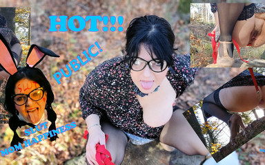 Toilet Mommy: Plug anal en su culo con una correa meando en...