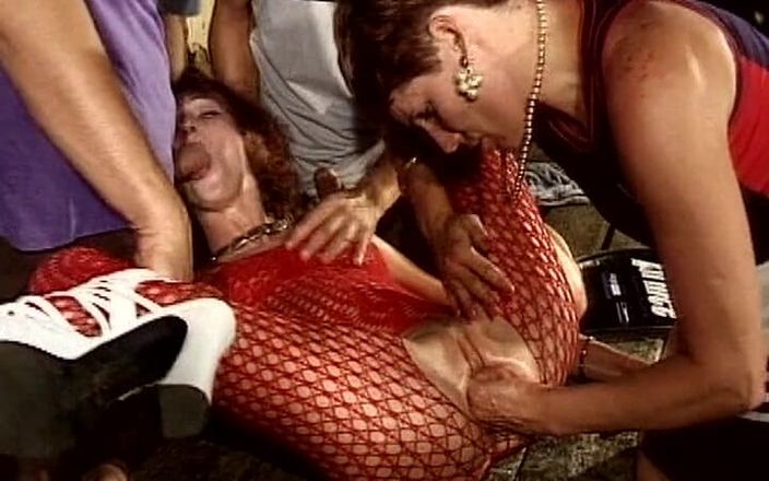 Videos Francaises: Chupando polla, chicas francesas folladas en gang bang