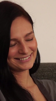 Brunetă matură excitată cu degetele din pizda care picură până la orgasm cu tremurături
