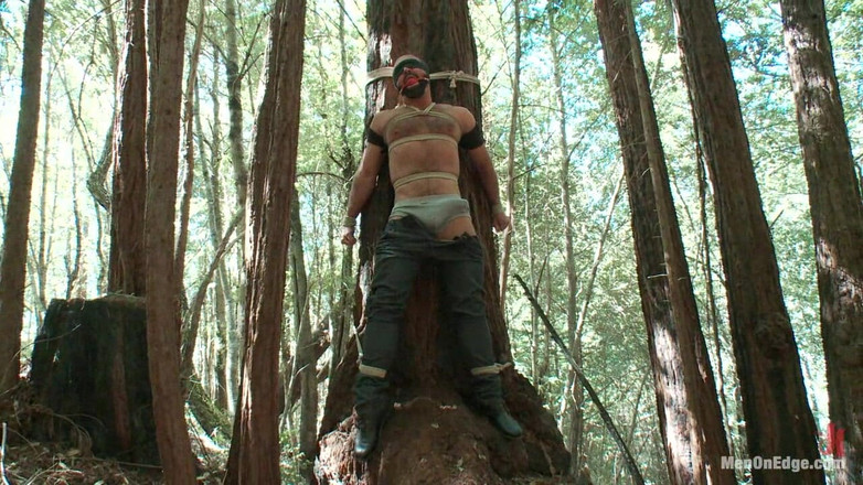 Men on Edge: Gebonden goden dom Josh West wordt diep in het bos...