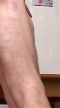 Şişman orta yaşlı seksi kadın oyuncakları amına sokuyor ve ıslanıp tahrik oluyor