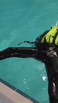 Neopreen lust: opblaasbaar snorkelvestplezier in het zwembad