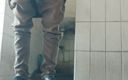 Tamil 10 inches BBC: Chlap si honí svého obrovského ptáka v koupelně