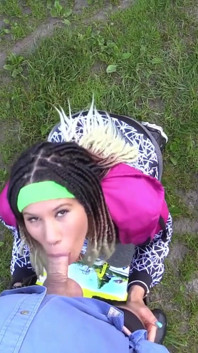 Il giovane jogging Carmela 20 ha bisogno di sborra nei boschi