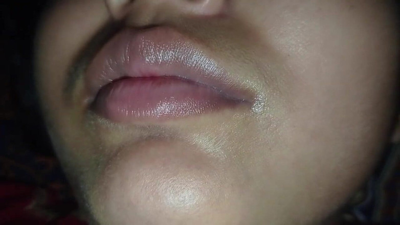 Desivideo: 남편의 로맨틱한 사랑을 새로 결혼한 인도 바비 수디파