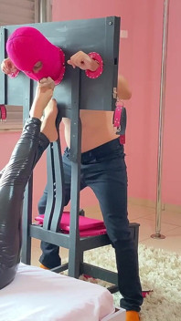 Bayangkan jika isterinya tahu bahawa dia merayu seorang awek kolej untuk membuatkannya menghidu bau seperti kaki smelly.