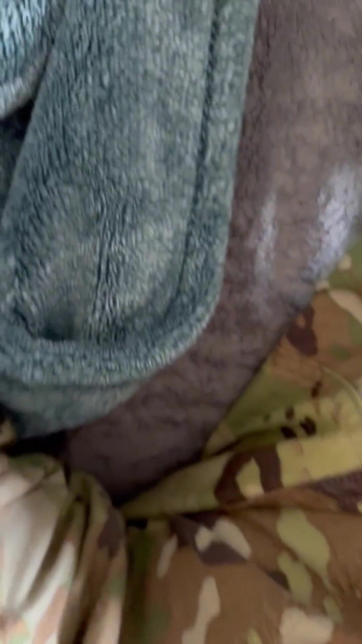 Gay Soldier Stuff: 상사의 바젤린 용기에 자지를 문지른 후 유니폼을 입고 딸딸이