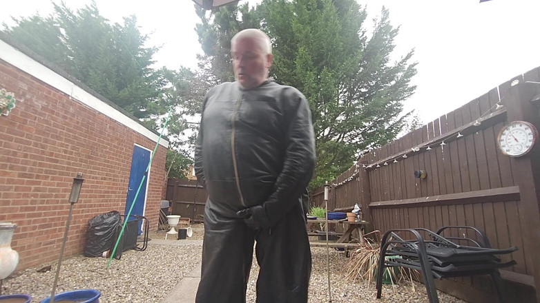 Leatherman63: Wanking Outside