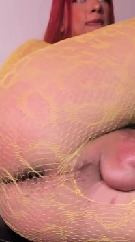 Tranny Latina Fetter Arsch Spreizt Die Beine Und Masturbiert Dicker Schwanz Xxl