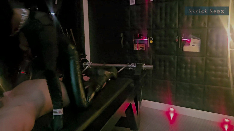 Strict Senz: Stina Stone Femdom labă cu tachinare de negare stând pe...