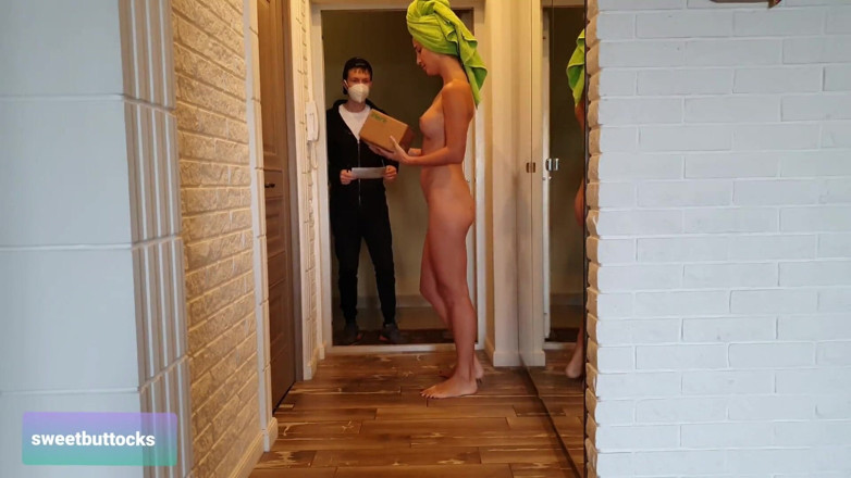 SweetButtocks: Hot Stepmom Meets Deliveryman Completely Naked