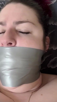 Lacey - selbstknebel-spaß und orgasmen nach dem fitnessstudio teil 2