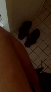 Julia Pink toplantı video dükkanında gelişirken izlememize izin veriyor
