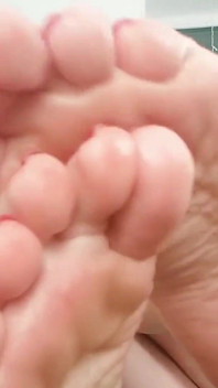 Pies sexy aceitosos - suelas y dedos lindos - tamaño de pie grande de cerca (talla 10) Arya Grander