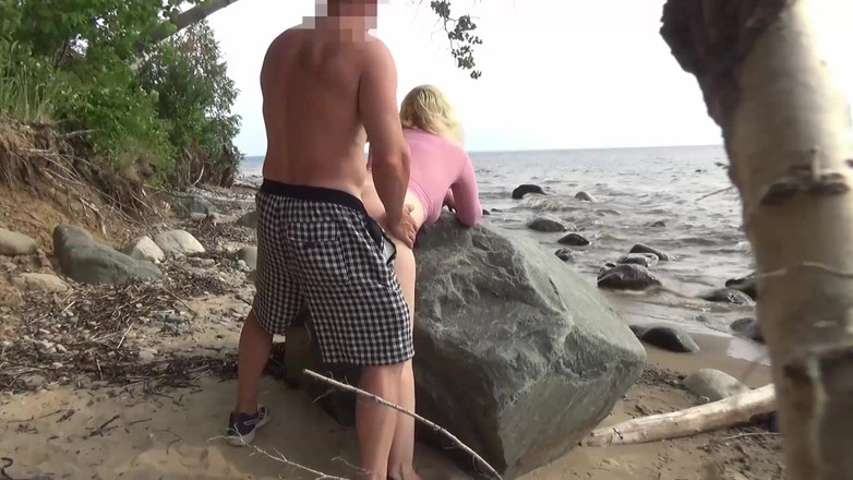 StrongSrg: Seksi öğretmen dersten sonra deniz kıyısında eğleniyor.