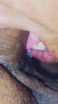 MILF menunjukkan semua cintanya untuk zakar kecil