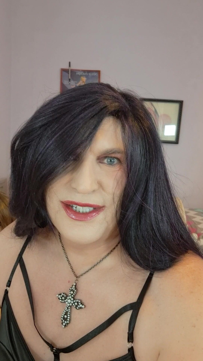 Victoria Lecherri: Écartons Les Cuisses Comme Des Femmes Et Nous Lèchent !