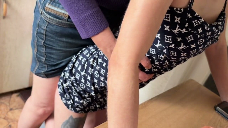Lesbian-illusion: Saya memberikan teman wanita saya pertemuan seksual dengan wanita lain...