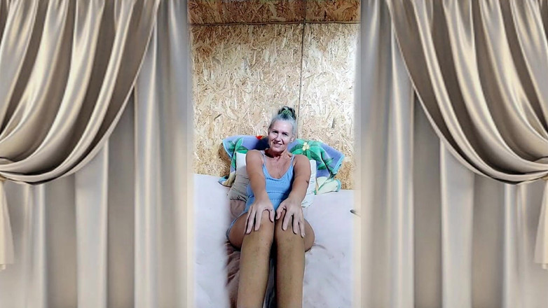 Lukerya: Ama de casa caliente Lukerya Ama a una mujer, besa...