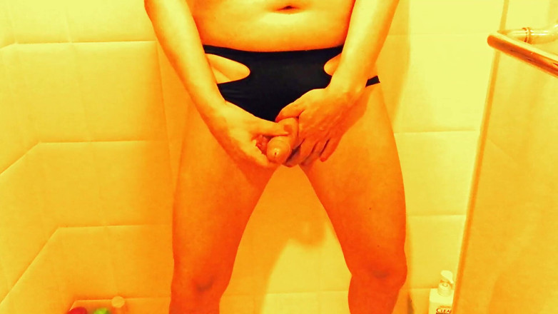Hot Shemale Babes: Une trans européenne blonde fait pipi, une bite joue dans...
