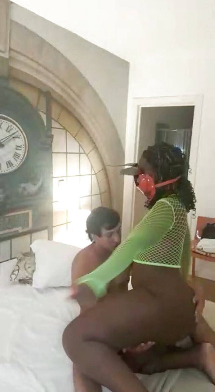 Europa Amador: 大学からの美しいアフリカ人