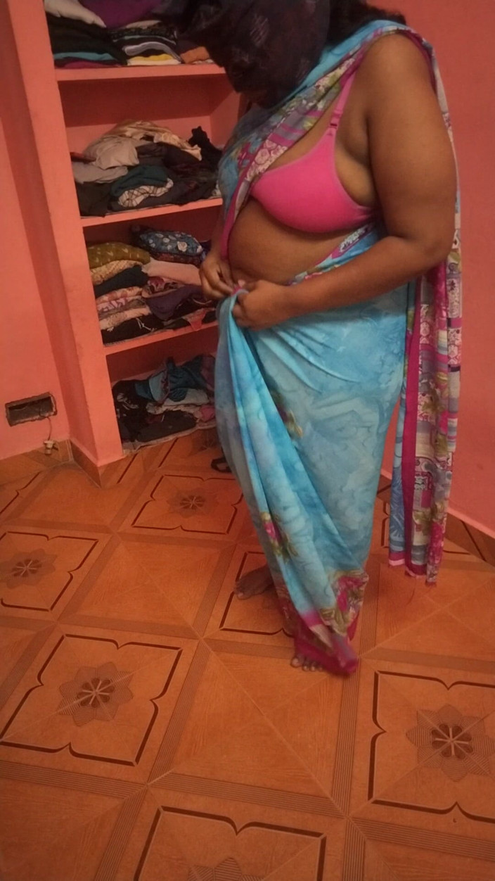 Priya aunty: Sárí na sobě pro další natáčení