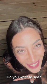 Une inconnue brune sexy me suce la bite bien dure dans le sauna. Tabatha Lust et Valentino Roca