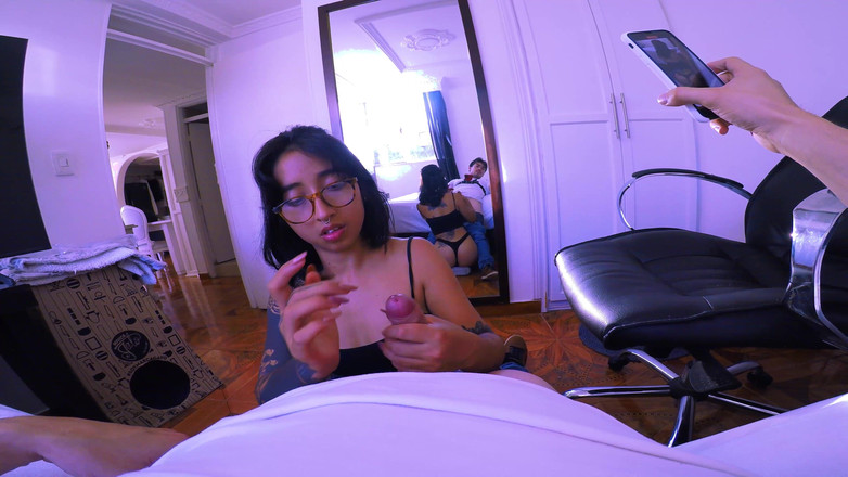 Ellie pink: 性感的胸趾女郎在训练后给口交