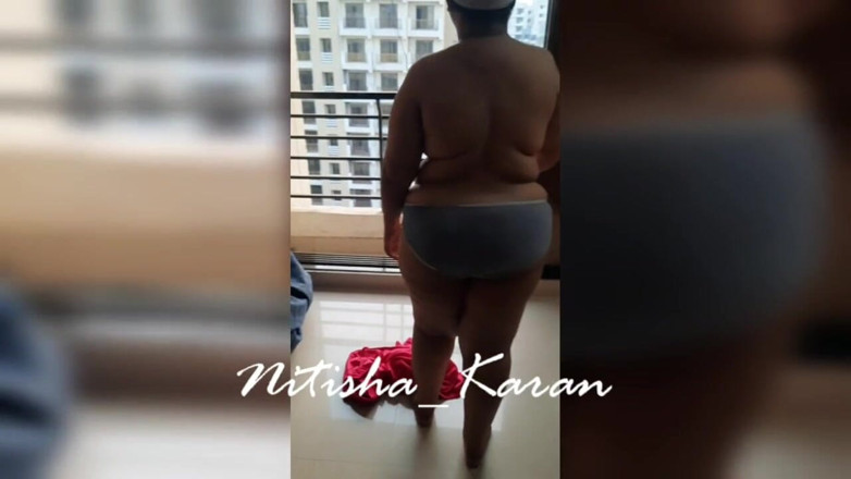 Karan Nitisha: Odważ się odważyć na topless z jakimś trafiic w tle