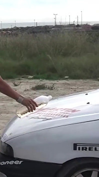 Cikánská hubená brunetka s malými roztomilými kozami čistí moje auto v bikinách a je nahá