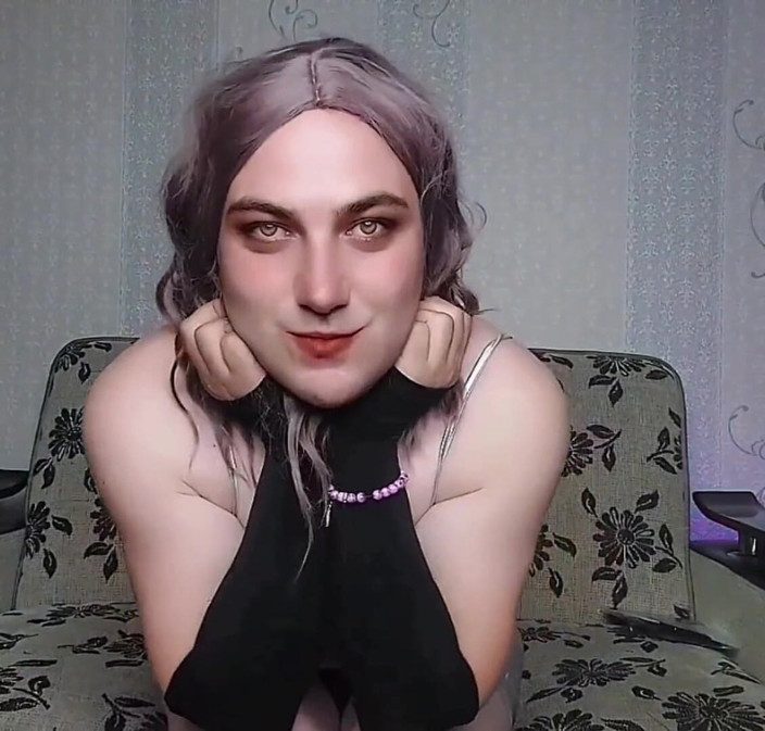 Kitty_Cross: Игривой фембой соблазняет юбкой на Винди-стрит