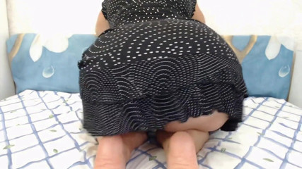Sexi Ledy: Seksi elbiseli gür bayan çekiciliğini gösteriyor
