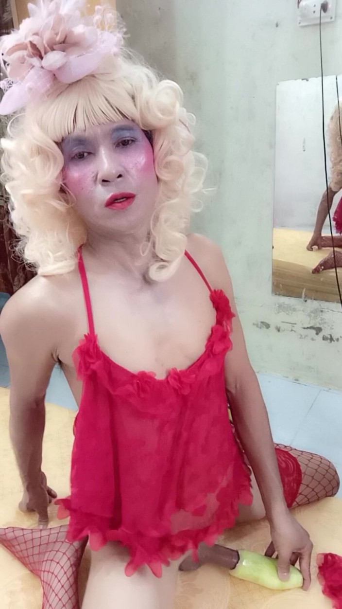 nguyen dang thien tri: Oanh Le Transgender Wearing Suggestive Clothes to Play with Cans...