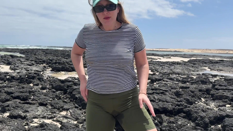 Emma Voyeur: Flicka som kissar i yogabyxor på en offentlig strand