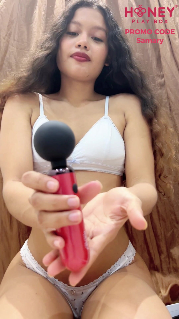 kafesexxx: 好色少女和她的新成人玩具潮吹