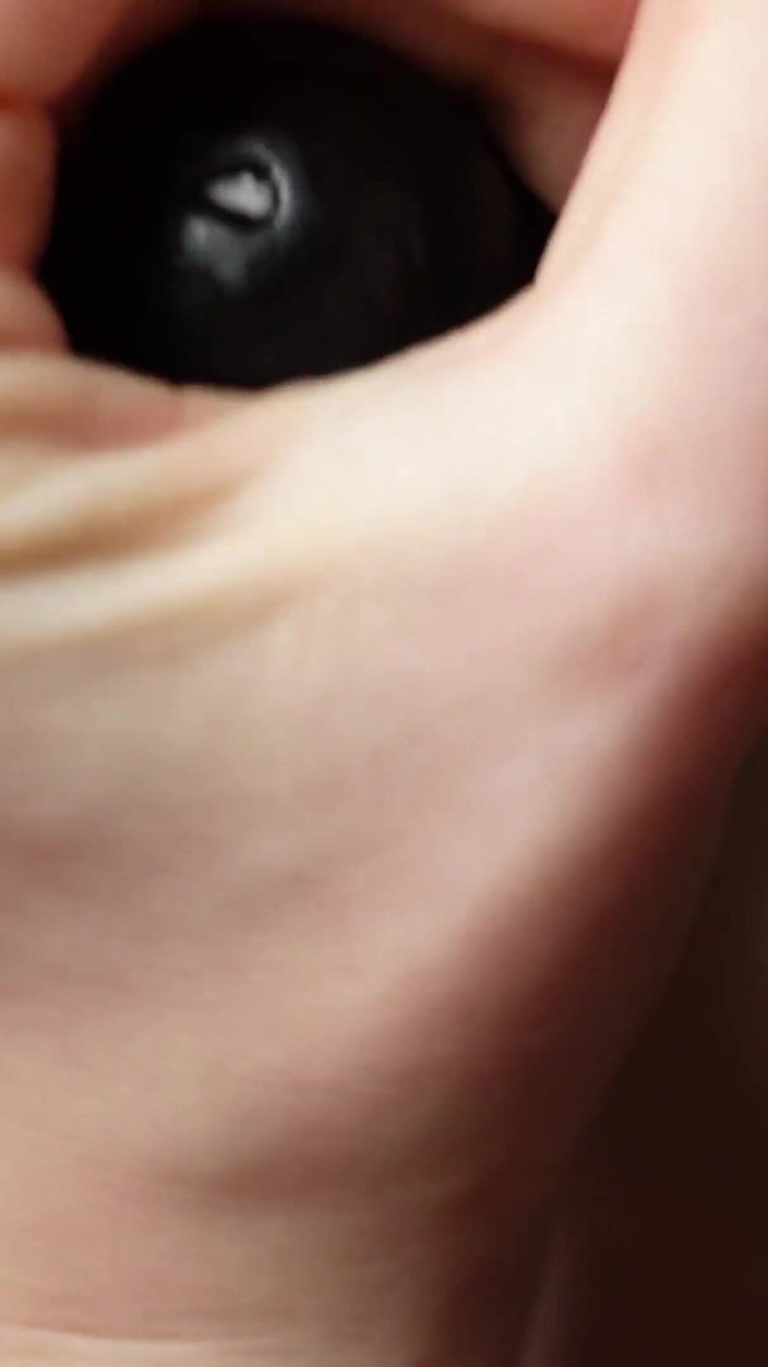 HotRedWildcat: Branlette Et Footjob Sur Mon Gode Grosse Bite Noire