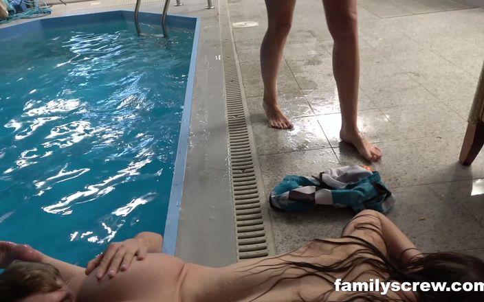 Family Screw: Orgie de belle-famille dans la piscine de mes demi-sœurs