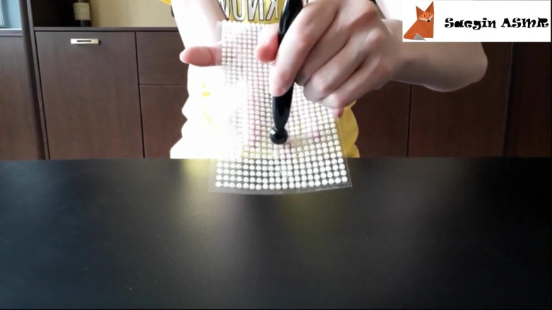 Saegin: 2[ASMR] Scratching rhinestones (no talking)