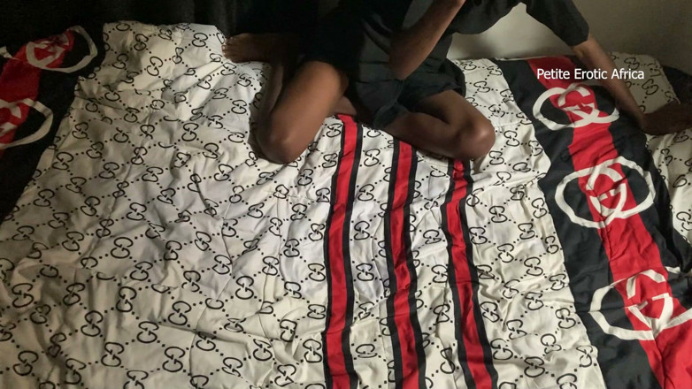 Petite Erotic Africa: Lovet tamamen giyinik şekilde biniyor
