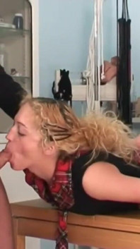 Doktor perlu mencuba jururawat baru dan si blondie ini dikongkek untuk diupah