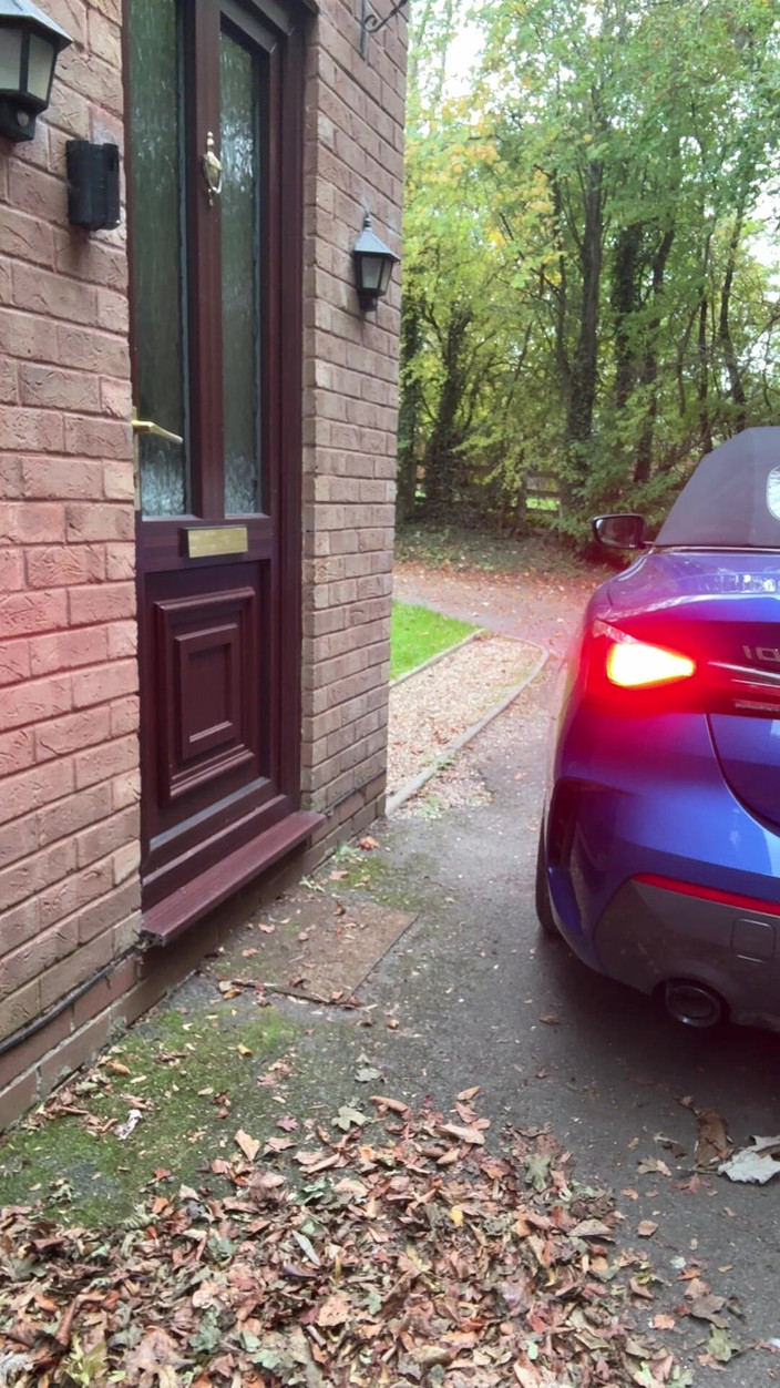 Kellycd2022: セクシークロスドレッサー Kellycd2022 ゴールドメッシュドレス シルキーシームレスパンティストッキングとヒール