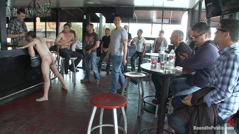 Bound in public: Duas putas peludas são usadas em um bar cheio de...
