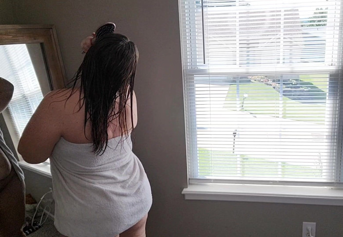 KinkyKatie: Mamă Sexy Mare Și Frumoasă Kinky Katie Se Masturbează În Fața Ferestrei