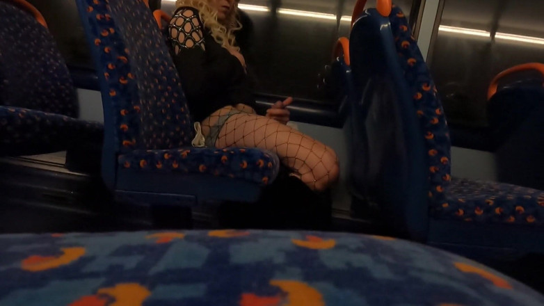 The Midnight Minx: Travestit ejaculează în autobuz