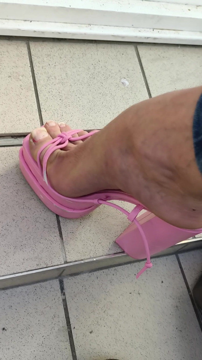Mutsakin: Pembe Topuklu Ayaqqabılar